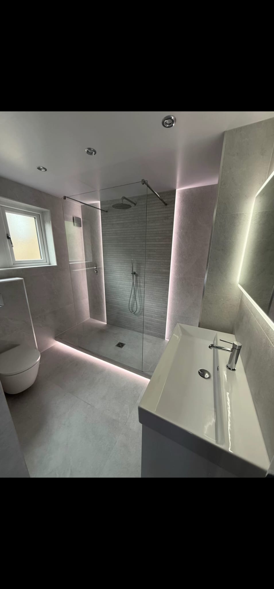Modernes Bad mit Walk-In Dusche und LED-Beleuchtung