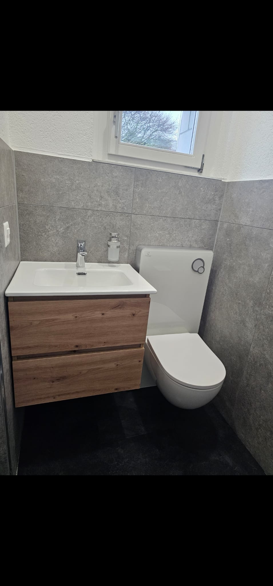 Badezimmer mit WC und Waschtisch in Holzoptik