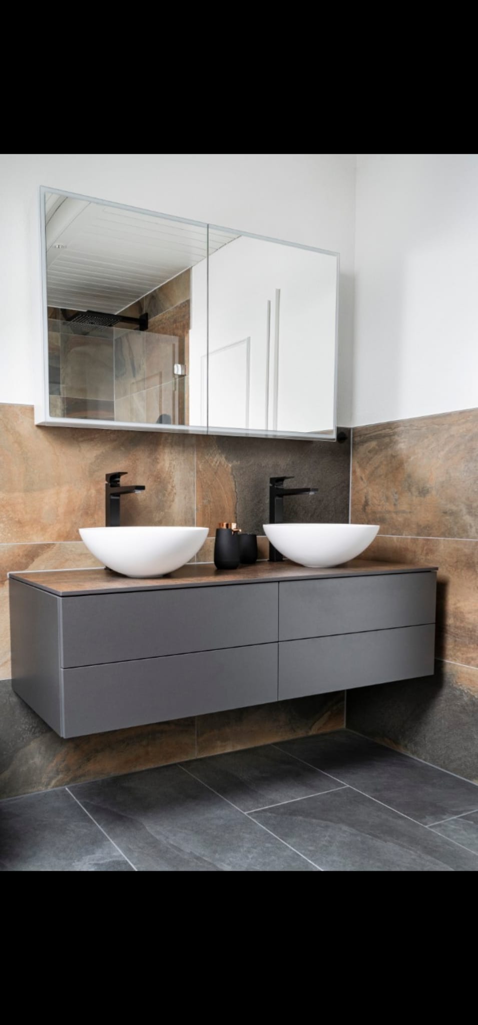 Elegantes Doppelwaschbecken mit Spiegelschrank