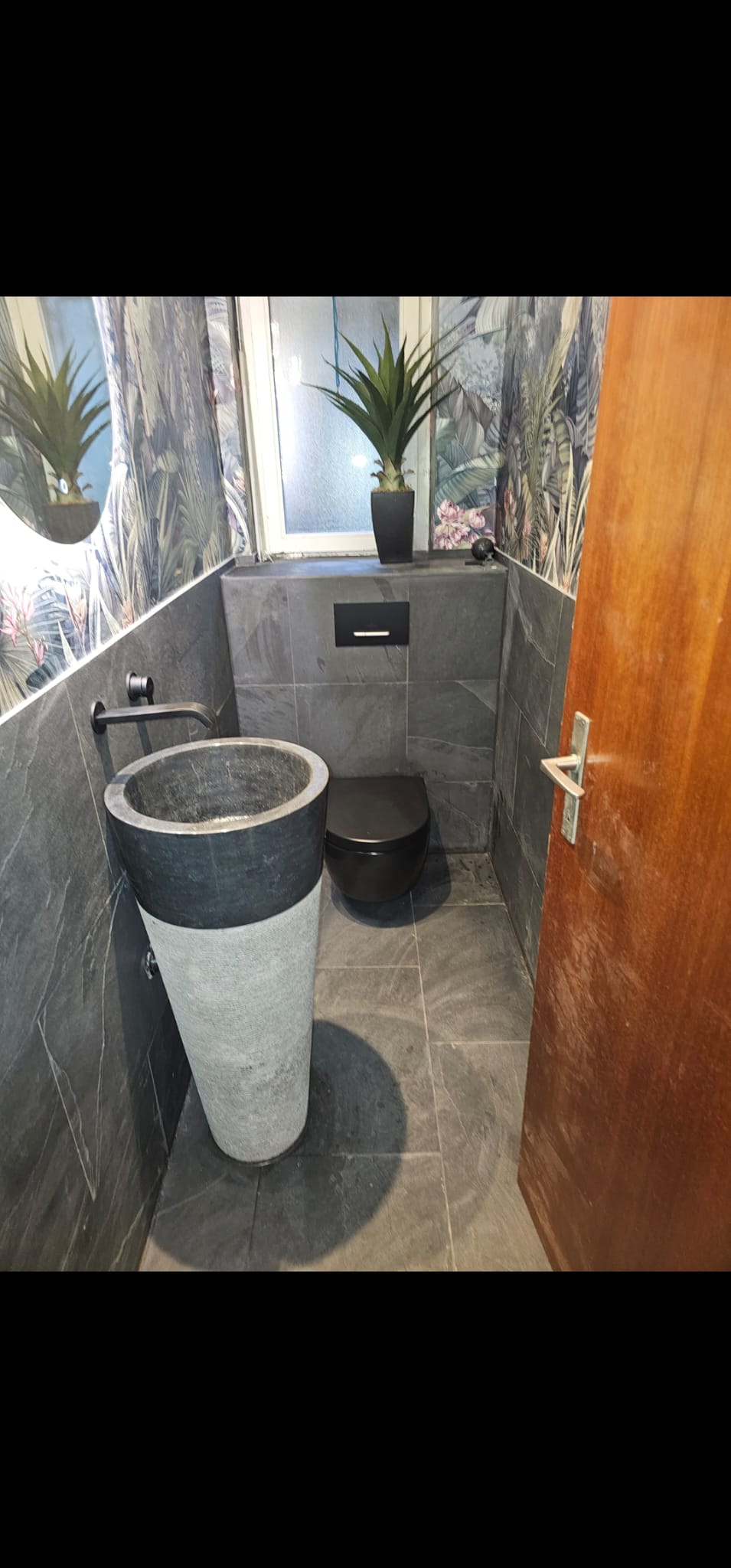 Designer Gäste-WC mit Standwaschbecken