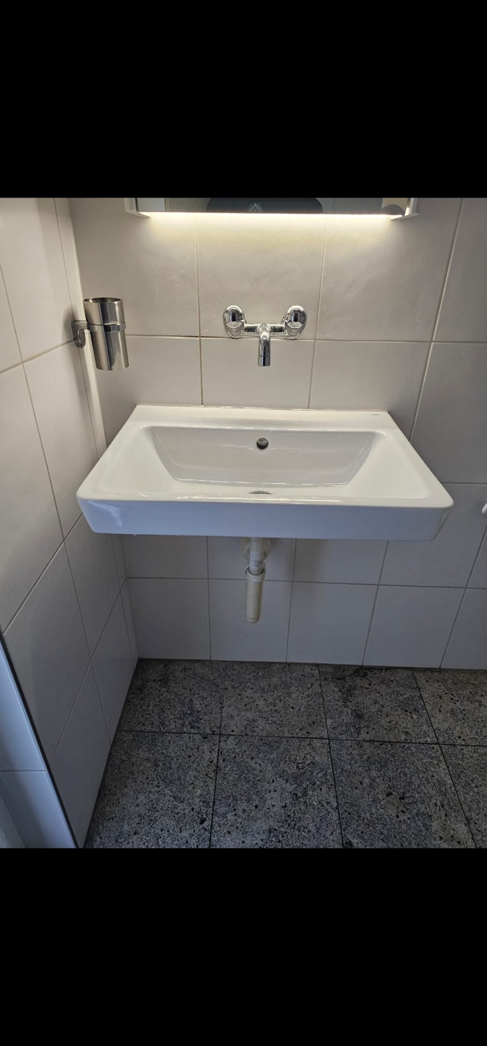 Waschbecken-Montage mit Wandarmatur