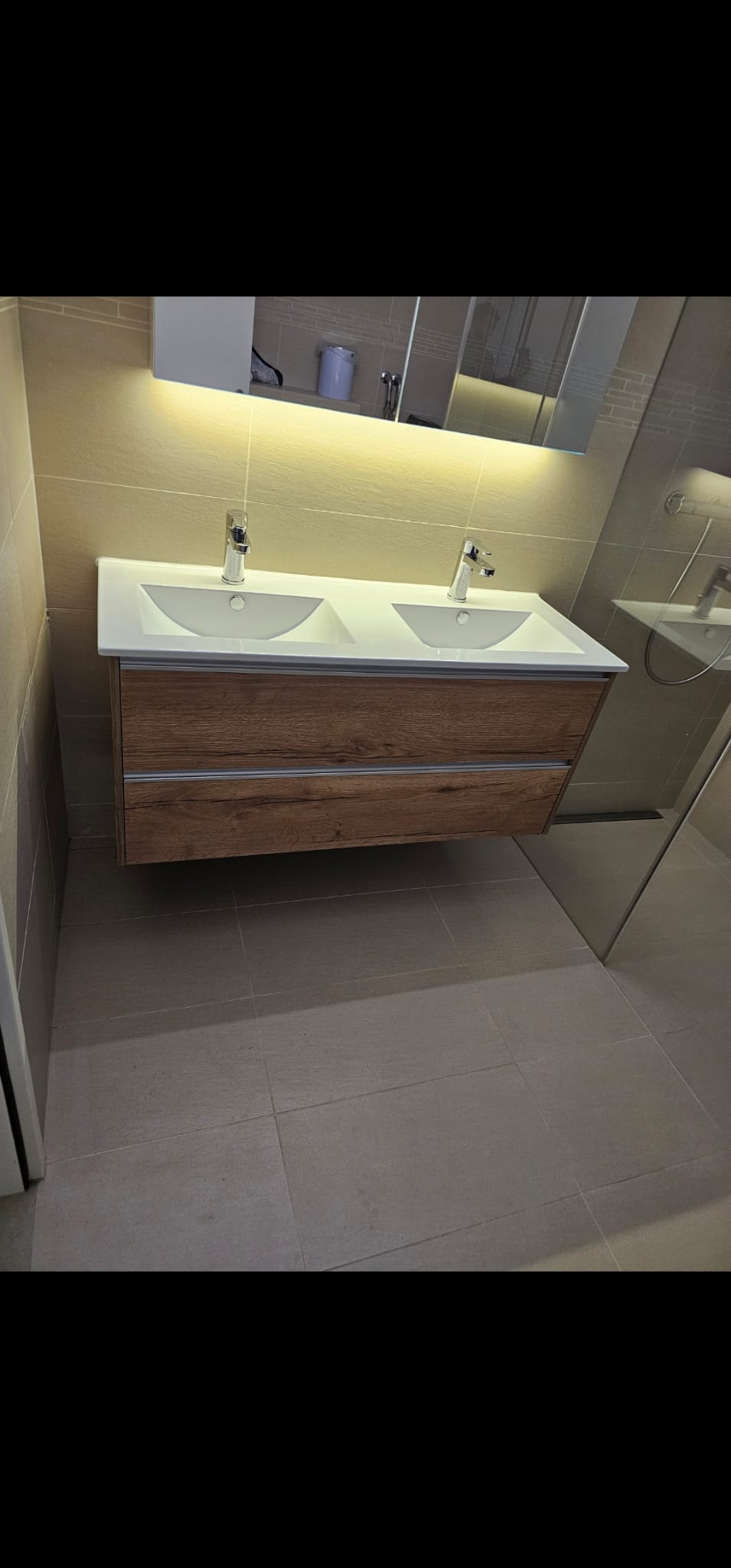 Doppelwaschtisch mit LED-Hintergrundbeleuchtung